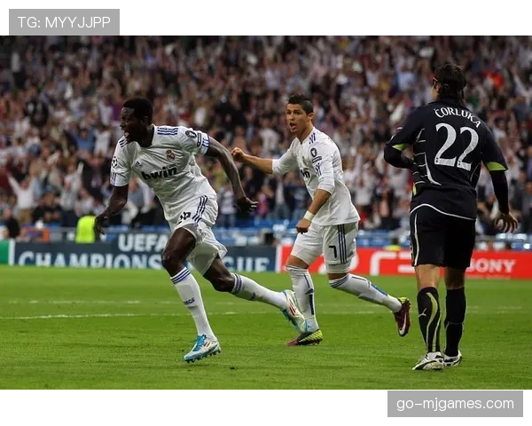 国家德比现场:维尼修斯与亚马尔在边路的对位成为全场焦点 国家德比现场:维尼修斯与亚马尔在边路的对位成为全场焦点